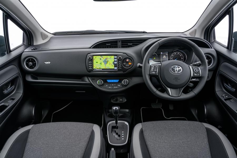 Торпедо Toyota Yaris Hybrid Y20 2019 года  (UK) (фото 25 из 38)